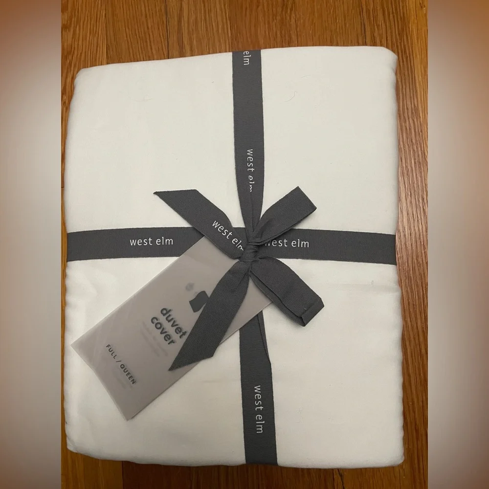 NWT West Elm White 100% TENCEL™ Lyocell. Queen Duvet Cover 300 Threads